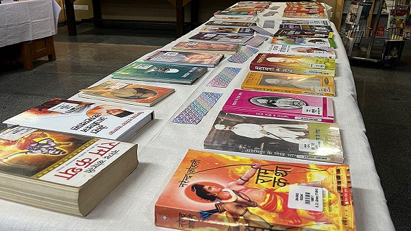 Book exhibition at IIT BHU: आईआईटी बीएचयू में हिन्दी पखवाड़ा के अंतर्गत लगी पुस्तक प्रदर्शनी