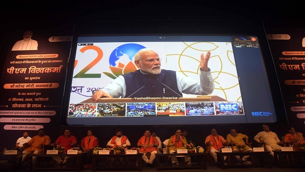 PM Vishwakarma Scheme in Varanasi: प्रधानमंत्री के संसदीय क्षेत्र में पीएम विश्वकर्मा योजना का भव्य शुभारंभ