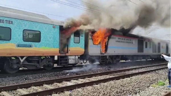 Train Fire in Valsad: गुजरात के वलसाड में हुआ बड़ा हादसा, धू-धूकर जलने लगी ट्रेन और फिर…