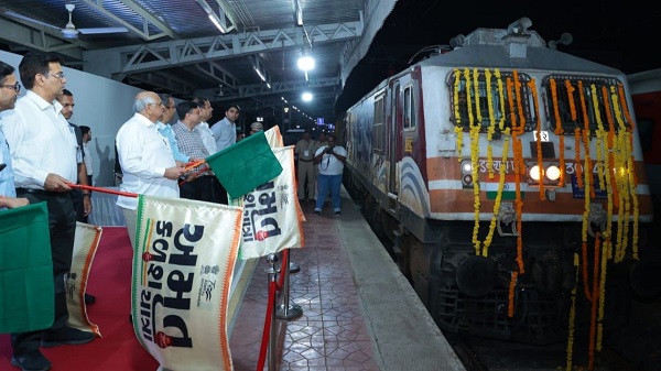 Amrit Kalash Yatra Train: गुजरात के मुख्यमंत्री ने “मेरी माटी मेरा देश” अभियान के तहत अमृत कलश यात्रा ट्रेन को हरी झंडी दिखाकर किया रवाना