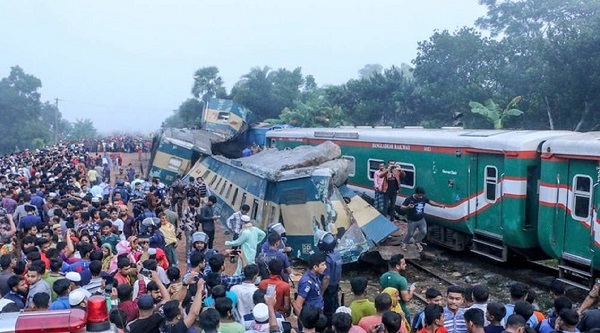 Bangladesh Train Accident: बांग्लादेश में दो ट्रेनों के बीच हुई भीषण टक्कर, 15 लोगों की मौत…
