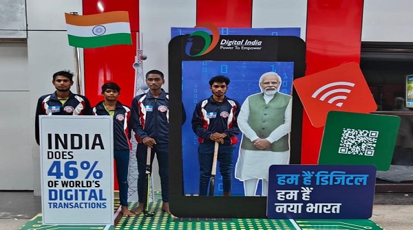 Innovative 3D Selfie Booth: मध्य रेल के इनोवेटिव 3 डी सेल्फी बूथ को यात्रियों से मिला रहा जबरदस्त प्रतिसाद 1 Innovative 3D Selfie Booth