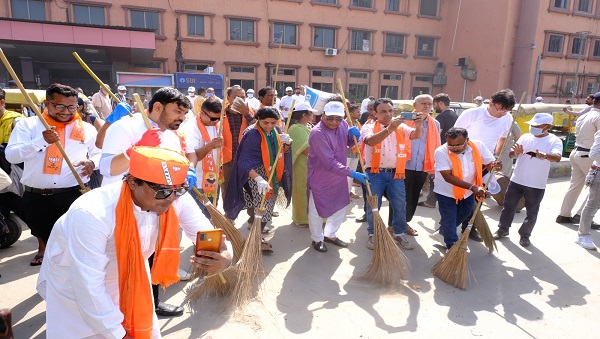 Maha Swachhta Abhiyan: अहमदाबाद मंडल पर महा स्वच्छता अभियान ‘एक तारीख एक घंटा’ के अंतर्गत किया गया श्रमदान