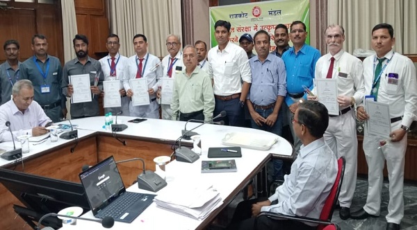 Rajkot Division Employees Honored: राजकोट मंडल के 12 कर्मचारियों को डीआरएम ने किया सम्मानित