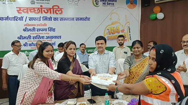 Varanasi Divisional Commissioner Honored Sanitation Workers: वाराणसी मंडलायुक्त ने सफाई कर्मचारियों को किया सम्मानित
