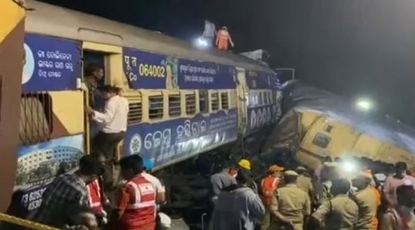 Andhra Pradesh Train Accident: आंध्रप्रदेश में दो ट्रेनों के बीच हुई टक्कर, 13 लोगों की मौत…