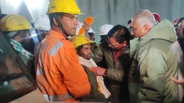 41 Workers Rescued: आखिरकार मेहनत हुई सफल, ‘चट्टानों का सीना चीरकर’ बाहर निकले 41 मजदूर