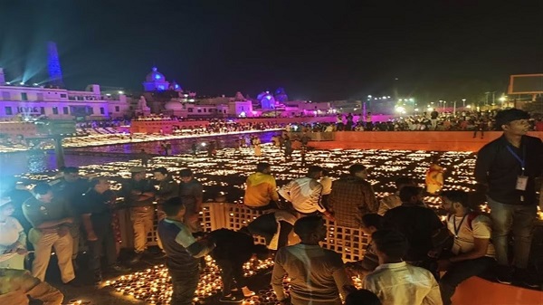 Ayodhya Deepotsav 2023: दीयों की रोशनी से जगमगा उठी रामनगरी, यहां लाइव देखें मनमोहक दृश्य…