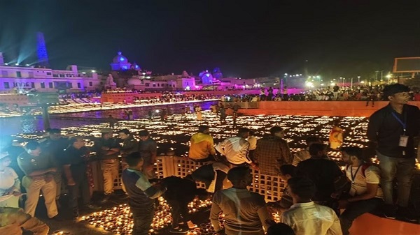 Ayodhya Deepotsav 2023: दीयों की रोशनी से जगमगा उठी रामनगरी, यहां लाइव देखें मनमोहक दृश्य... 8 Ayodhya Deepotsav 2023: दीयों की रोशनी से जगमगा उठी रामनगरी, यहां लाइव देखें मनमोहक दृश्य…