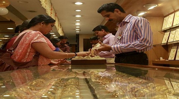 Buying Gold in India Today: धनतेरस पर भारत के बाजारों में छाई रौनक, लोगों ने खरीद डाला इतने करोड़ का सोना