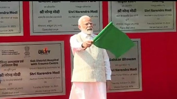 PM Modi Flags Off Gujarat First Steam Heritage Special Train: प्रधानमंत्री नरेंद्र मोदी ने गुजरात की पहली स्टीम हेरिटेज विशेष ट्रेन को हरी झंडी दिखाई