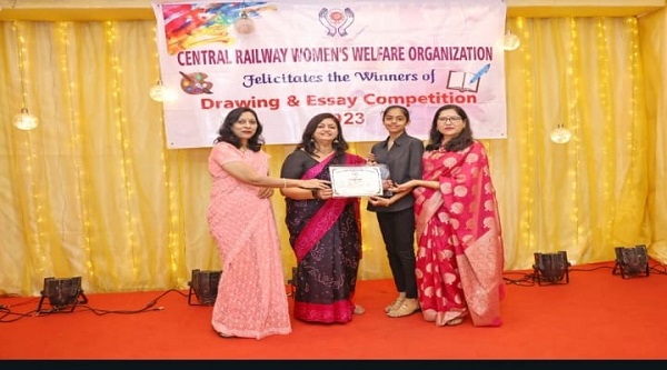Painting-Essay Competitions Winners: मध्य रेल महिला कल्याण संगठन की अध्यक्षा ने पेटिंग-निबंध प्रतियोगिताओं के विजेताओं को पुरस्कार दिए
