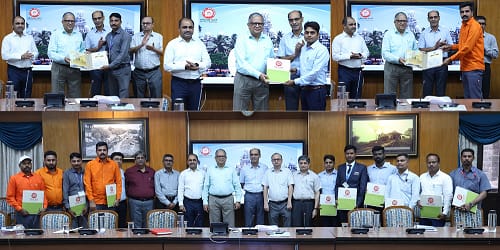 WR 18 Employees Honored: पश्चिम रेलवे के महाप्रबंधक द्वारा 18 कर्मचारियों को संरक्षा पुरस्कार से किया गया सम्मानित 2 WR 18 Employees Honored 1