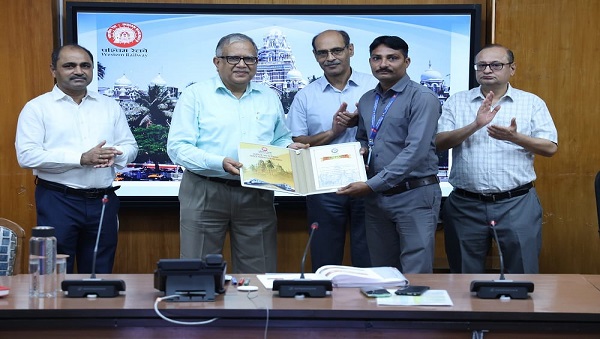 WR 18 Employees Honored: पश्चिम रेलवे के महाप्रबंधक द्वारा 18 कर्मचारियों को संरक्षा पुरस्कार से किया गया सम्मानित