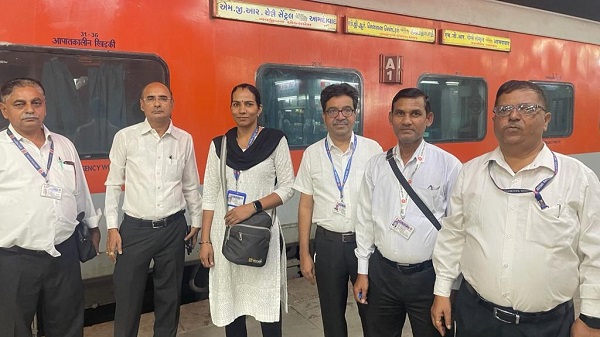 Ticket checking campaigns: अहमदाबाद मण्डल पर बिना टिकट यात्रा करने वालों पर हुई बडी कार्यवाही; करोड़ों रु. की हुई वसूली