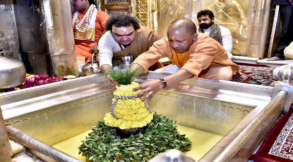CM Yogi Visited Kashi Vishwanath: मुख्यमंत्री योगी आदित्यनाथ ने काशी विश्वनाथ एवं काल भैरव मंदिर में दर्शन पूजन कर आशीर्वाद लिया