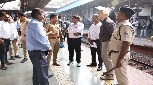 CR GM Inspected Thane Dadar Stations