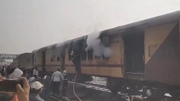 Fire in Passenger Train: आग की चपेट में आई पूर्णा-परली पैसेंजर ट्रेन, यहां देखें वीडियो…