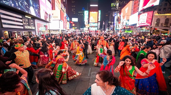 Garba Celebration in Foreign: दुनियाभर में मची गरबा की धूम, उत्सव के रंग में डूबे लोग