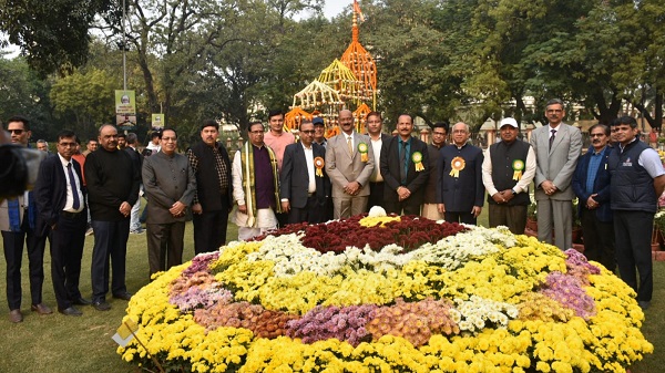 Malviya Flower Show: बी एच यू में मालवीय पुष्प प्रदर्शनी का हुआ उद्घाटन 2 Malviya Flower Show Varanasi