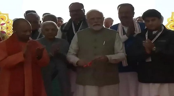 PM Modi inaugurated Airport in Ayodhya: प्रधानमंत्री नरेंद्र मोदी ने अयोध्या को दी 16 हजार करोड़ के प्रोजेक्ट की सौगात