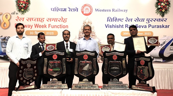 WR 68th Railway Week Celebration: पश्चिम रेलवे महाप्रबंधक ने 85 रेलकर्मियों को “विशिष्ट रेल सेवा पुरस्कार” प्रदान किया