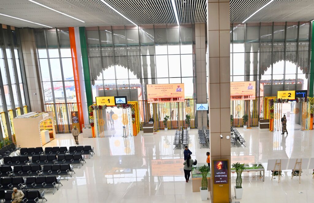 Ayodhya Airport Pictures: लोकार्पण से पहले अयोध्या एयरपोर्ट की खूबसूरत तस्वीरें आई सामने; पी एम मोदी करेंगे उद्घाटन 2 Ayodhya Airport Pictures
