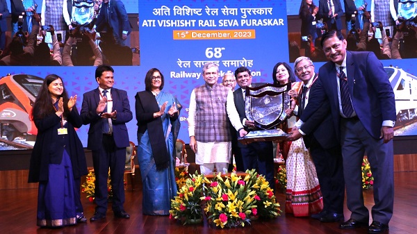 Central Railway Service Award:  रेल मंत्री अश्विनी वैष्णव ने मध्य रेल को 7 व्यक्तिगत पुरस्कार और 4 विभागीय शील्ड प्रदान किए