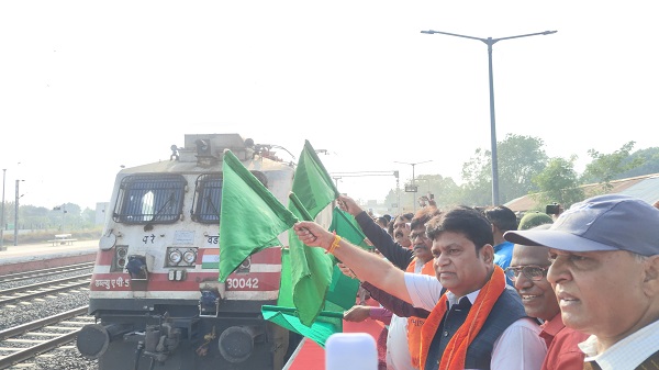 Kalol Railway Station: कलोल रेलवे स्टेशन पर निम्न ट्रेनों के ठहराव का विधायक लक्ष्मण ठाकोर ने किया शुभारंभ