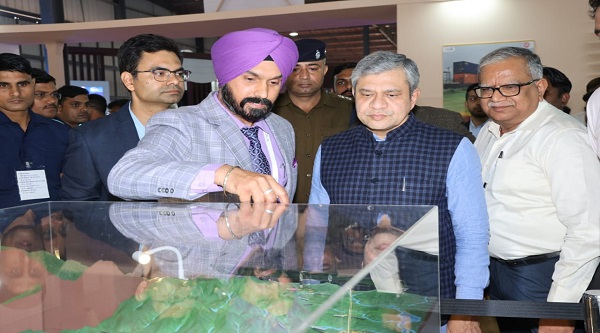 Ashwini Vaishnav Visited Indian Railways Pavilion: रेल मंत्री अश्विनी वैष्णव ने 10वें वाइब्रेंट गुजरात ग्‍लोबल समिट में भारतीय रेल के पवेलियन का किया दौरा