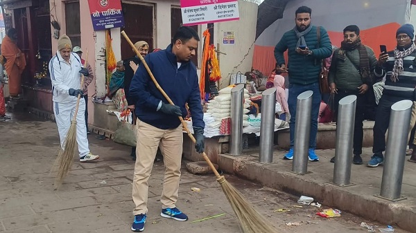 Cleanliness Campaign in Varanasi: वाराणसी मे मंडलायुक्त व जिलाधिकारी ने शुरू किया स्वच्छता अभियान