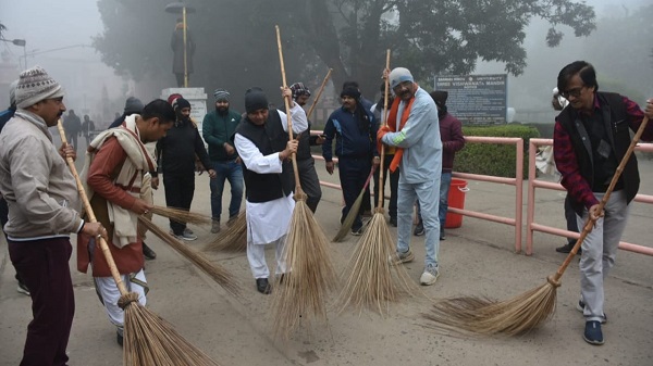 Cleanliness Campaign in Vishwanath temple: वाराणसी के मेयर अशोक तिवारी ने काशी हिन्दू विश्वविद्यालय मे लगाया झाड़ू