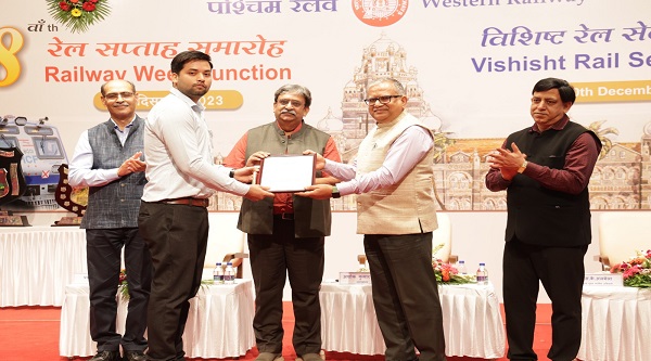 Distinguished Railway Service Award: वड़ोदरा मंडल के अधिकारी-रेलकर्मियों को प्रदान किया गया विशिष्ट रेल सेवा पुरस्कार