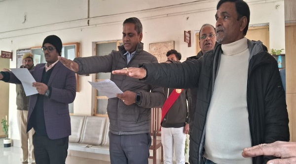 Oath Administered For Voting in VDA: वाराणसी विकास प्राधिकरण में मतदान हेतु दिलाई गई शपथ