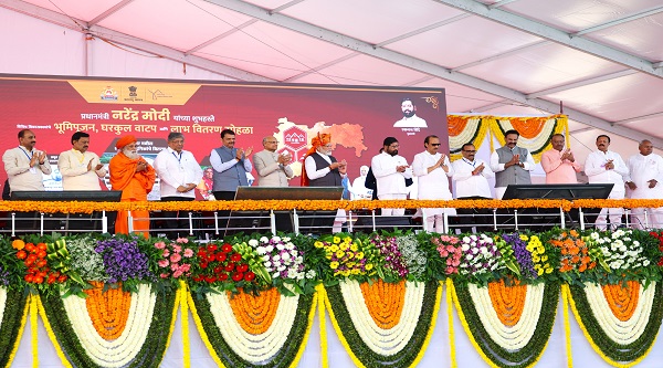 PM Modi Foundation Stone of Projects in Solapur: प्रधानमंत्री नरेंद्र मोदी ने महाराष्ट्र के सोलापुर में आठ अमृत परियोजनाओं की आधारशिला रखी