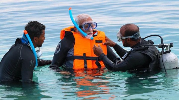 PM Modi Lakshadweep Tour: लक्षद्वीप दौरे पर प्रधानमंत्री नरेंद्र मोदी ने समुद्र में लगाई डुबकी, देखें तस्वीरें