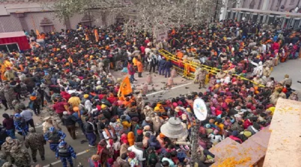 CM Yogi Reach in Ayodhya: रामलला को देखने जुटी लाखों की भीड़, अयोध्या पहुंचे सीएम योगी…