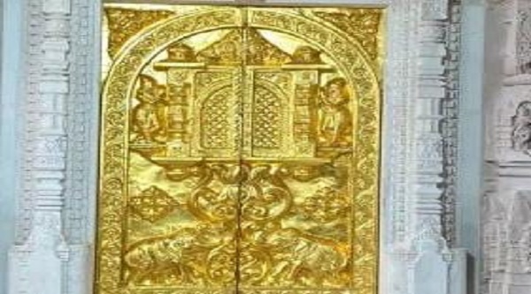 Ram Mandir Gold Door: भगवान श्रीराम के मंदिर में लगा सोने का पहला दरवाजा