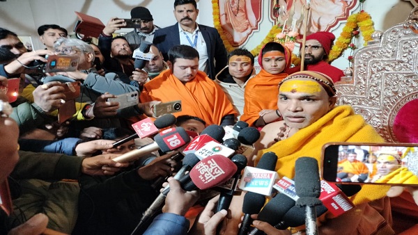Shankaracharya Maharaj Varanasi Visit: वाराणसी पुलिस ने शंकराचार्य को श्रीविद्या मठ से नहीं निकलने दिया