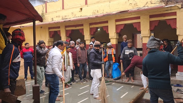 Swachhata Abhiyan in Varanasi: प्रधानमंत्री के संसदीय क्षेत्र में आयुष मंत्री ने चलाया स्वच्छता अभियान