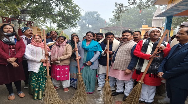 Varanasi Cleanliness Campaign: प्रभारी मंत्री रविंद्र जायसवाल ने महादेव मंदिर में चलाया स्वच्छता अभियान
