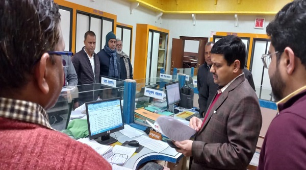 Varanasi Commissionerate Compound: वाराणसी मंडलायुक्त ने कमिश्नरी कंपाउंड का किया औचक निरीक्षण