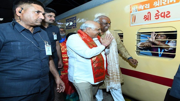 Ayodhya Darshan Train: श्रद्धालुओं को लेकर अहमदाबाद से अयोध्या के लिए रवाना हुई ट्रेन, मुख्यमंत्री ने दिखाई हरी झंडी