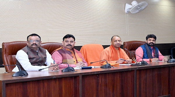 CM Yogi Adityanath Inspected Amul Plant: वाराणसी में मुख्यमंत्री ने करिखयांव स्थित अमूल प्लांट का किया निरीक्षण 1 CM Yogi Adityanath Inspected Amul Plant