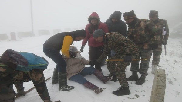 Indian Army Rescues Tourist: जवानों के जज्बे को सलाम, भारी हिमवर्षा में बचाई 500 लोगों की जान
