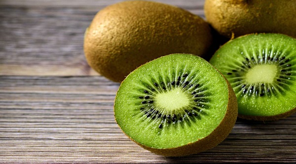 Kiwi Benefits: शरीर को फौलादी बनाता है यह खट्टा फल, आज ही करें डाइट में शामिल…