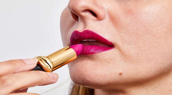 Side Effects For Lipstick: महिलाओं को भारी पड़ेगा लिपस्टिक लगाने का शौक, जानें इसके नुकसान