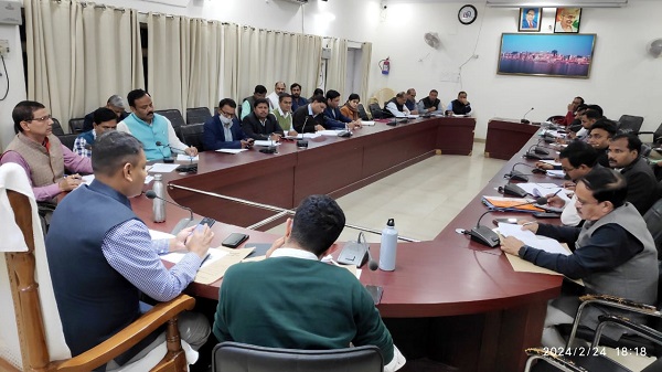 MP Adarsh Gram Schemes: वाराणसी के जिलाधिकारी ने सांसद आदर्श ग्राम की योजनाओं की किया समीक्षा