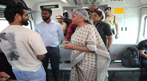 Nirmala Sitharaman in Local Train: वित्तमंत्री निर्मला सीतारमण ने मुंबई लोकल ट्रेन में यात्रा की