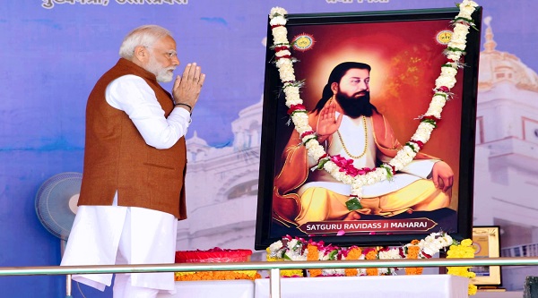 Sant Ravidas Statue: प्रधानमंत्री नरेंद्र मोदी ने संत रविदास की कास्य प्रतिमा का किया अनावरण